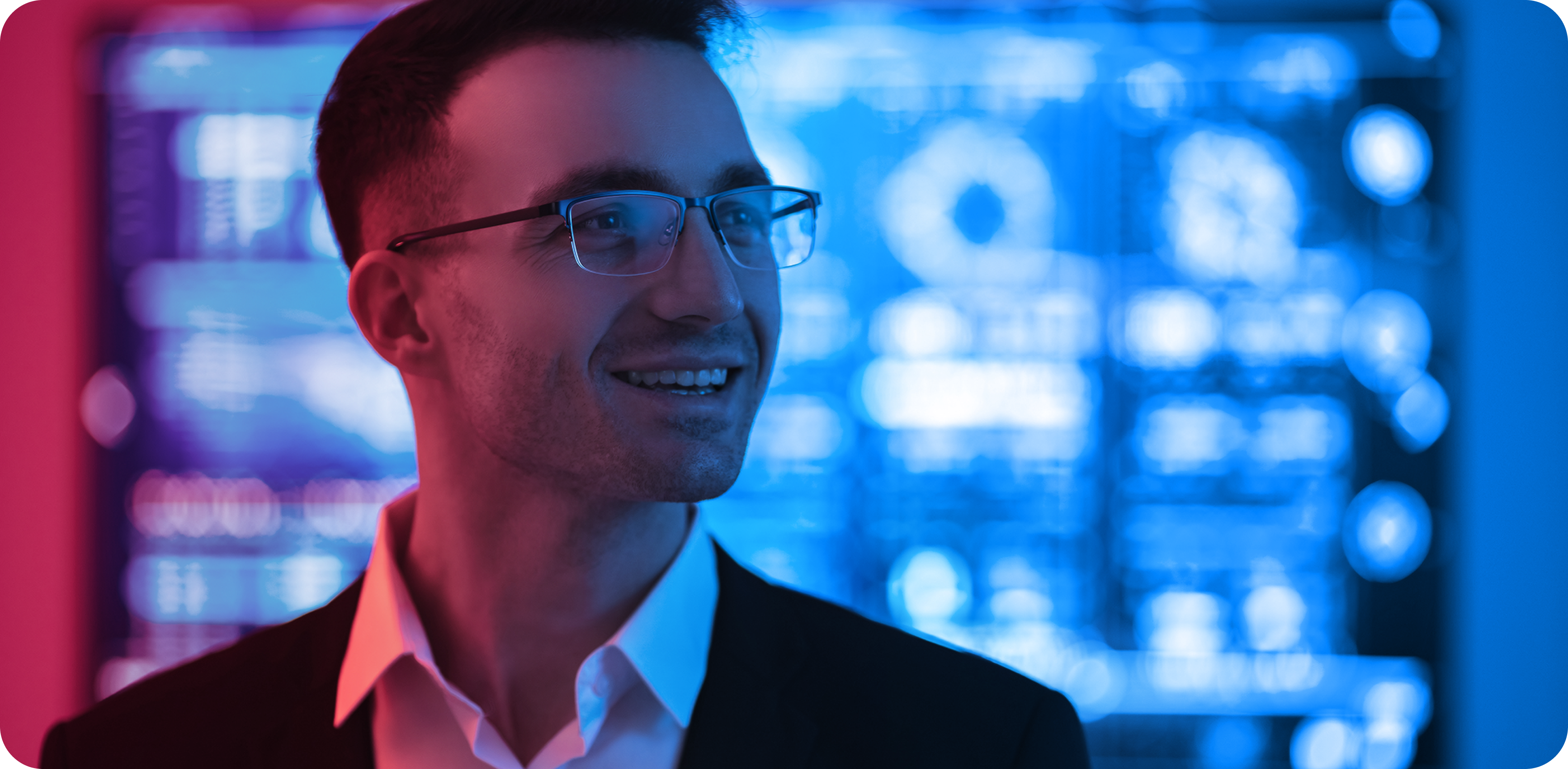 Advogado sorrindo com fundo digital em tons azul e vermelho, representando tecnologia e inovação na advocacia